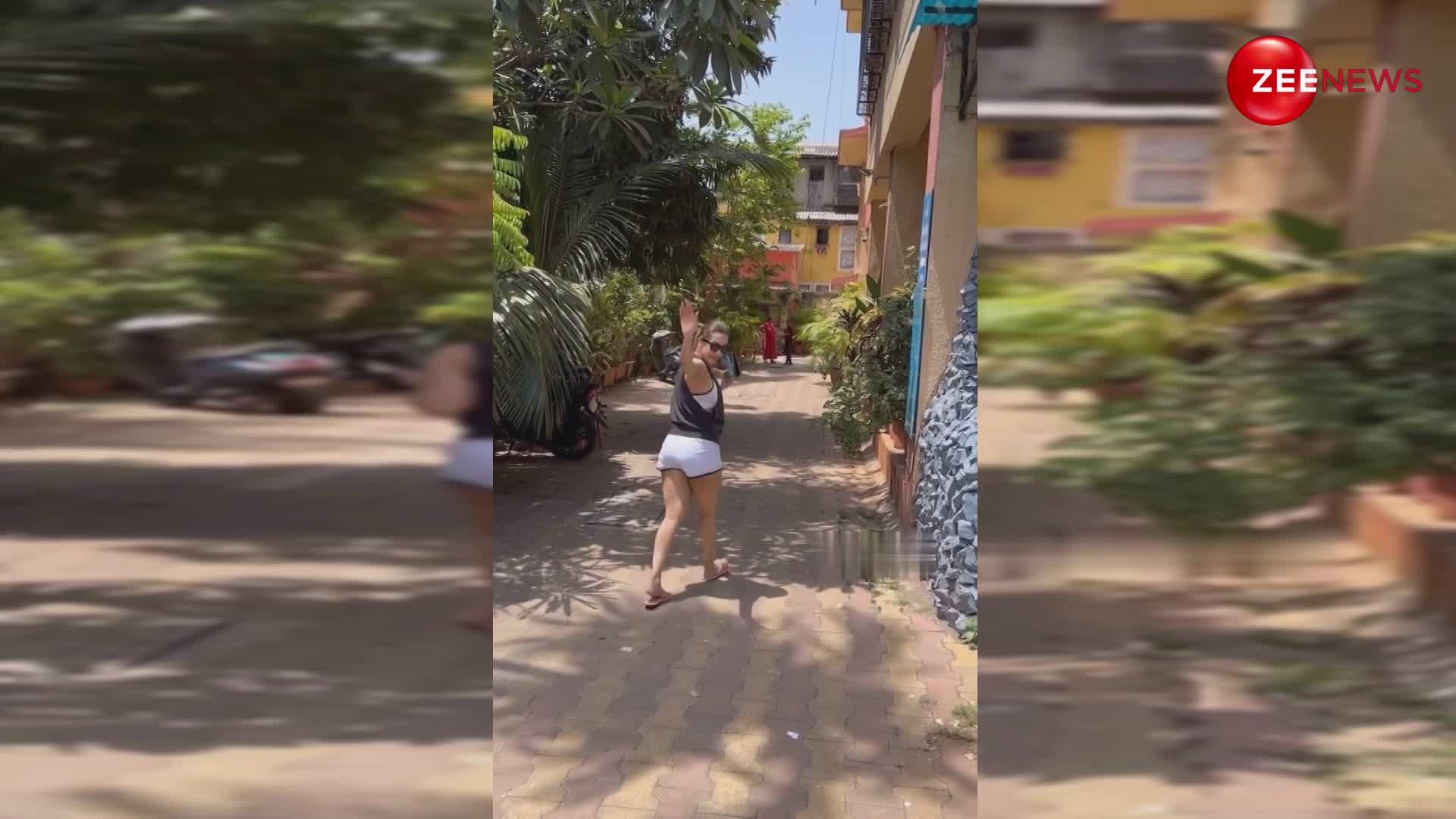Malaika Arora को देख चिल्लाने लगी बाइक पर बैठी महिला, छैयां-छैयां गर्ल का रिएक्शन वायरल