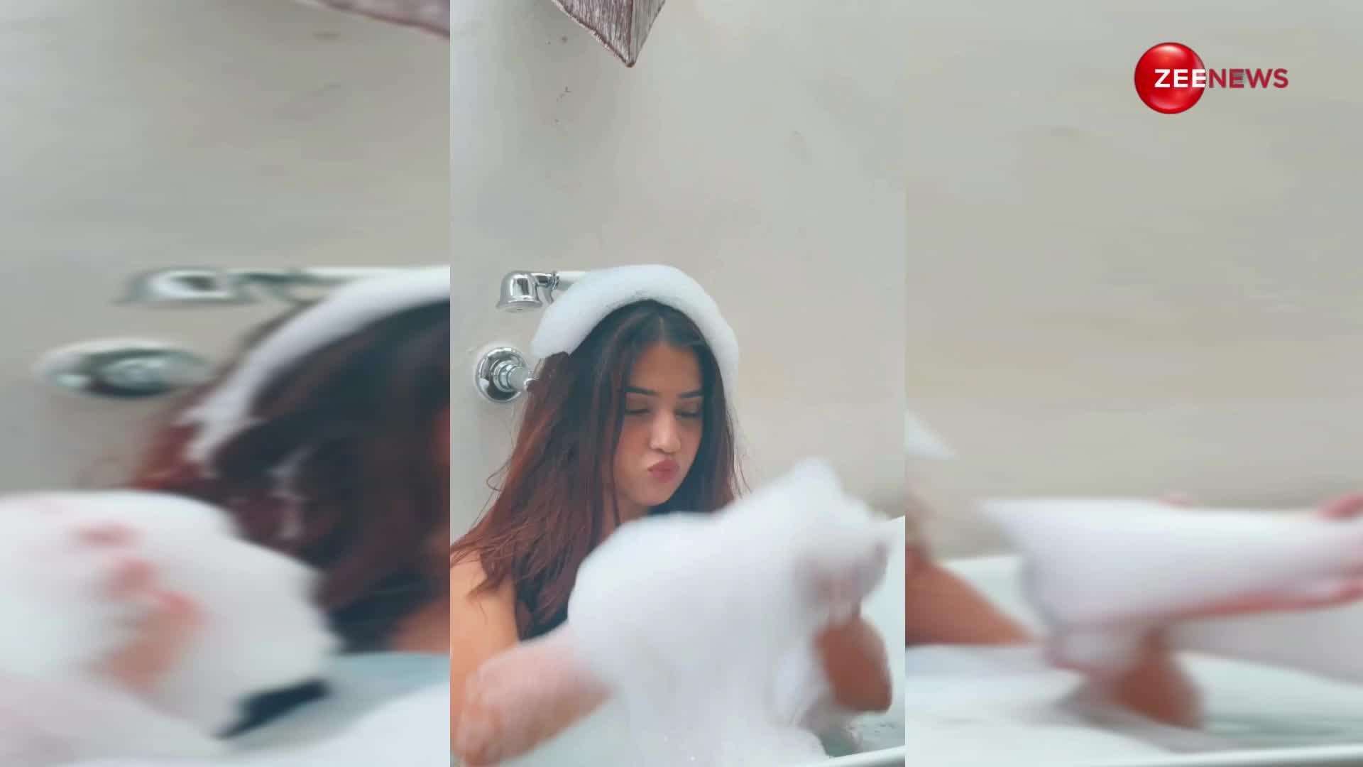 बाथटब में बैठ नहाते हुए एक्ट्रेस ने बना डाला अपना सेंसुअल वीडियो, खूब हुआ इंटरनेट पर वायरल