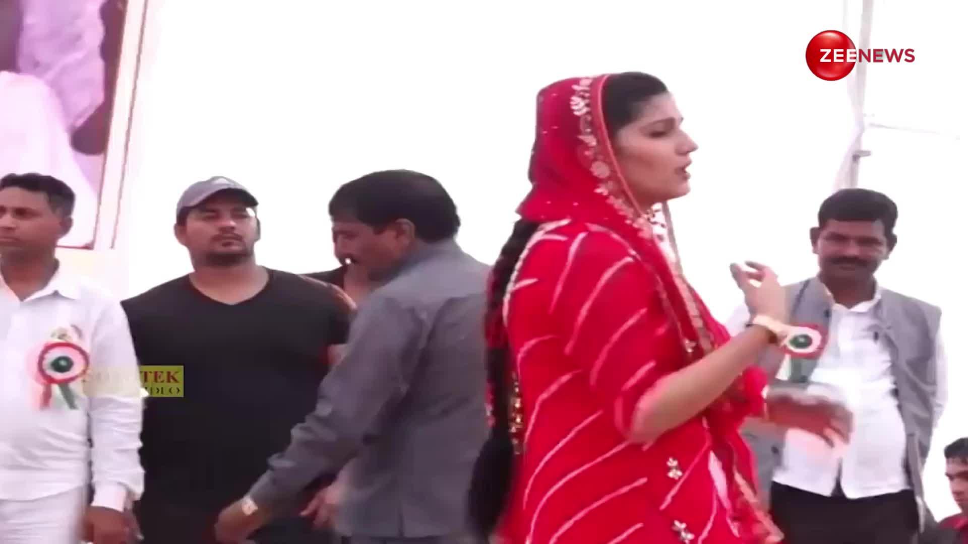 लाल सूट पहने जनता के सामने Sapna Chaudhary ने घूंघट लिए किया ऐसा डांस, कि मचा दी तबाही
