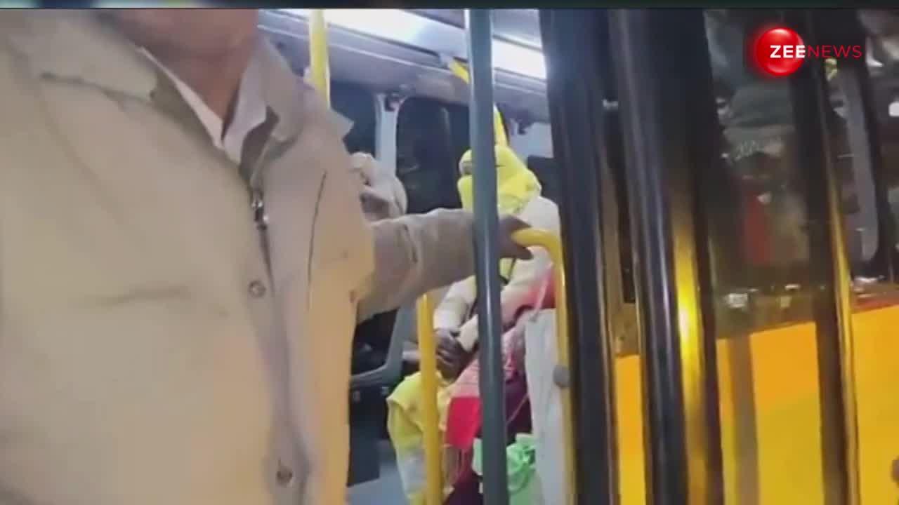 यात्री के सिर पर बैठा बंदर, बस में मची अफरा तफरी