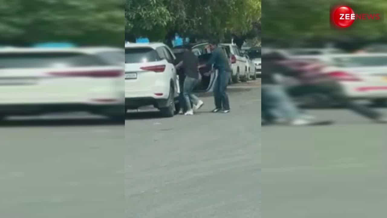 लड़की के सामने घसीटकर लड़के को कार से निकाला, फिर रईसजादों ने कर दी लात-घूंसों की बारिश