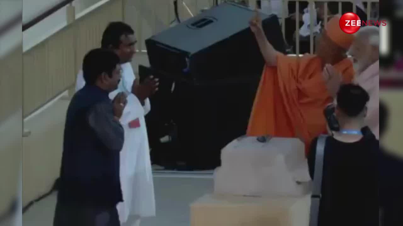 अबू धाबी के मंदिर में जब PM मोदी ने थामी हथौड़ी-छेनी, देखें ये वीडियो