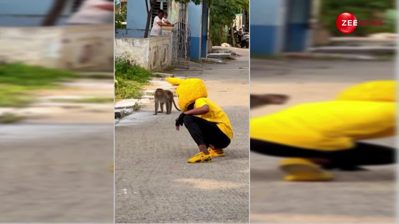 सड़क पर बैठ कर शख्स ने बंदर को डराया, वीडियो देख हंसी से हो जाएंगे लोट-पोट