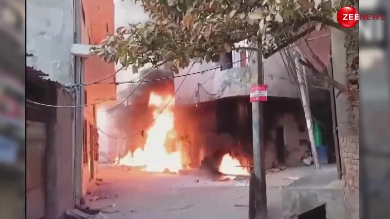दिल्ली: अलीपुर के मुख्य बाजार में लगी आग, 3 लोगों की हुई मौत, मौके पर पहुंची दमकल की गाड़ियां