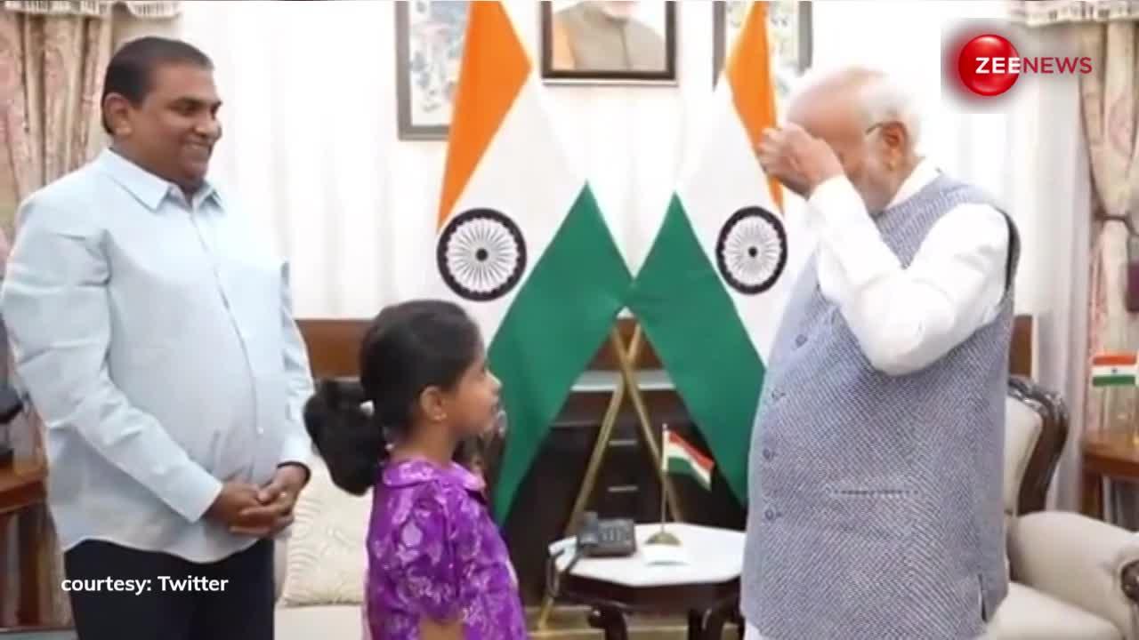 माथे पर सिक्का चिपकाकर जब PM मोदी बच्चों को दिखाने लगे जादू! देखें ये सुपर क्यूट Video