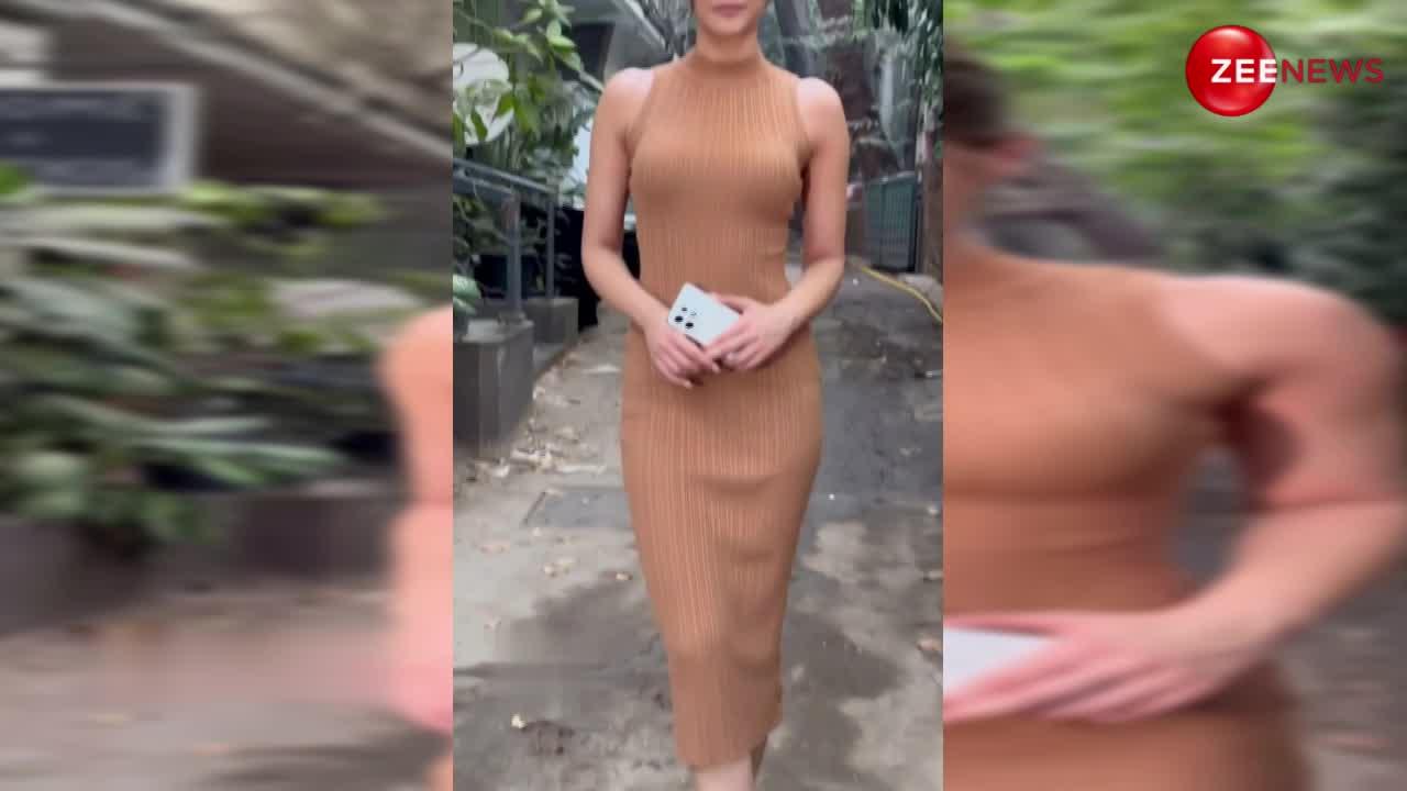 ब्राउन कलर की प्लेन ड्रेस में दिखीं Kriti Sanon, मगर लोगों की नजरें टिकी फोन पर