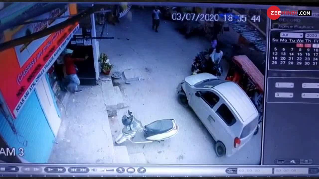 Video : दिल्ली पुलिस के SI ने अपनी कार से बुजुर्ग महिला को कुचला