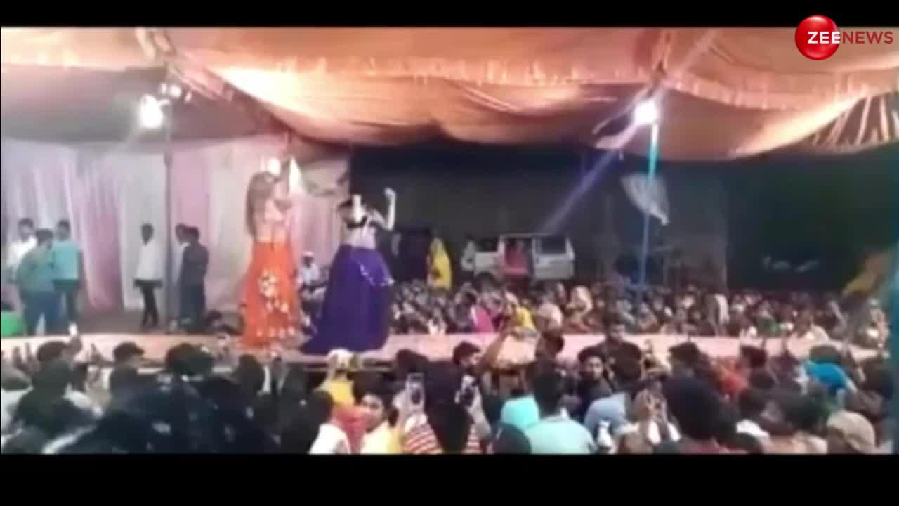 Viral: रामलीला के मंच पर चढ़कर नाची बार बालाएं, भरी भीड़ में जमकर लगाए ठुमके; वायरल हुआ वीडियो