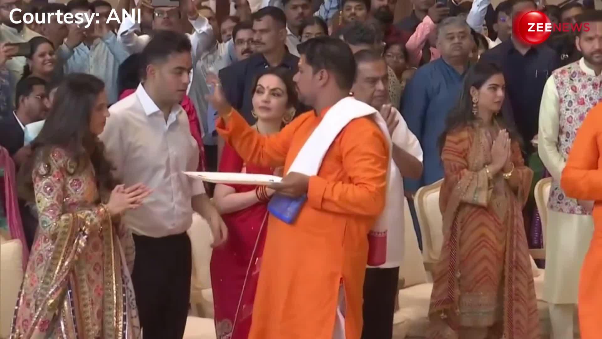 Video: 50 जोड़ों के विवाह के साथ शुरू हुई Anant-Radhika की शादी की रस्में, परिवार ने बांटे बेशकिमती तोहफे
