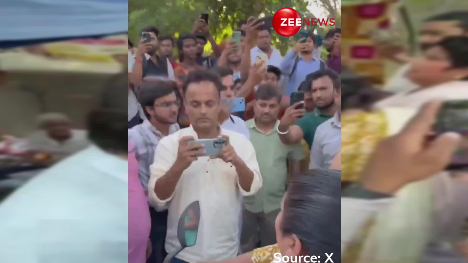 दिल्ली की 'वड़ा पाव गर्ल' के साथ सड़क पर हुई हाथापाई, वीडियो देख चकरा जाएगा सिर