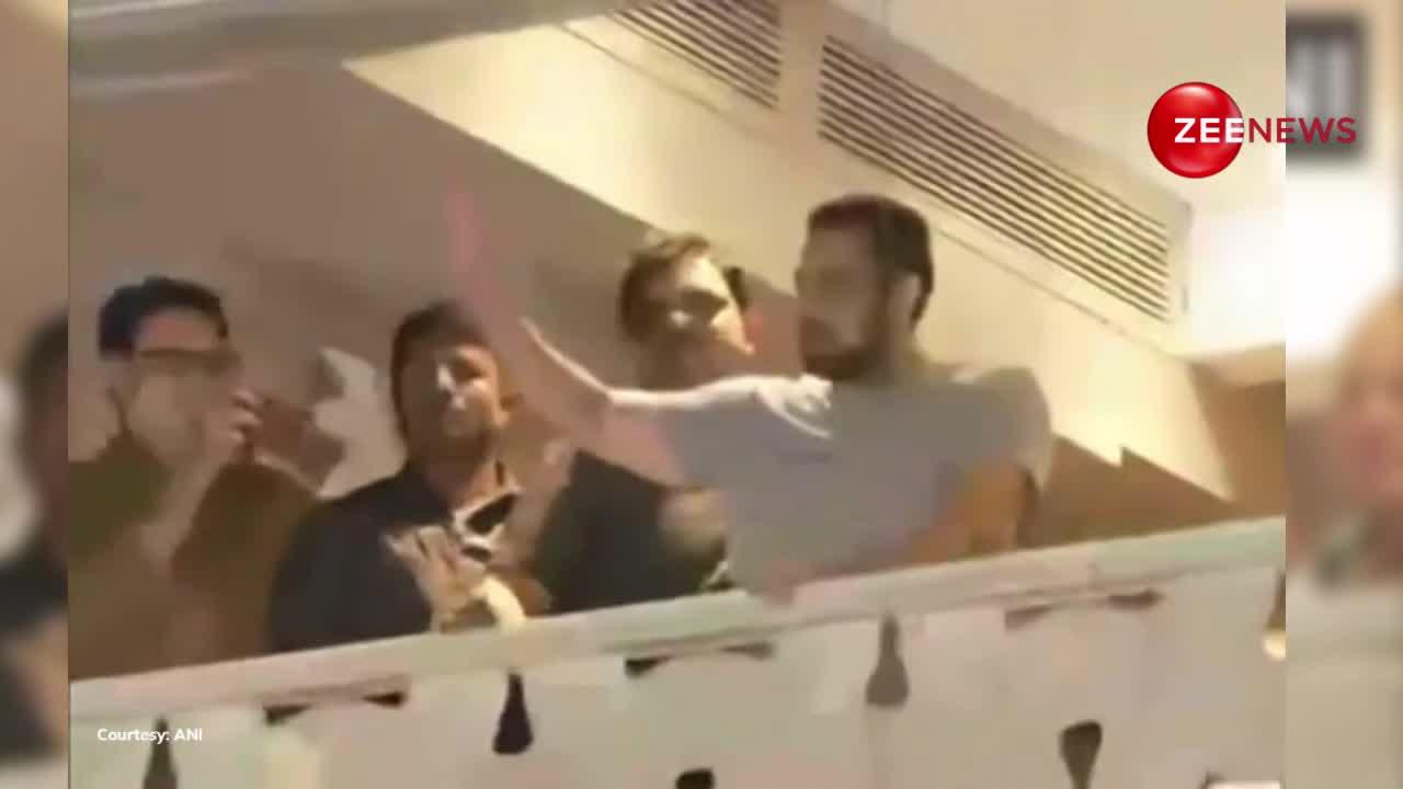 सलमान खान ने जन्मदिन पर 'गैलेक्सी' के बाहर फैंस का किया अभिवादन, वीडियो हुआ वायरल