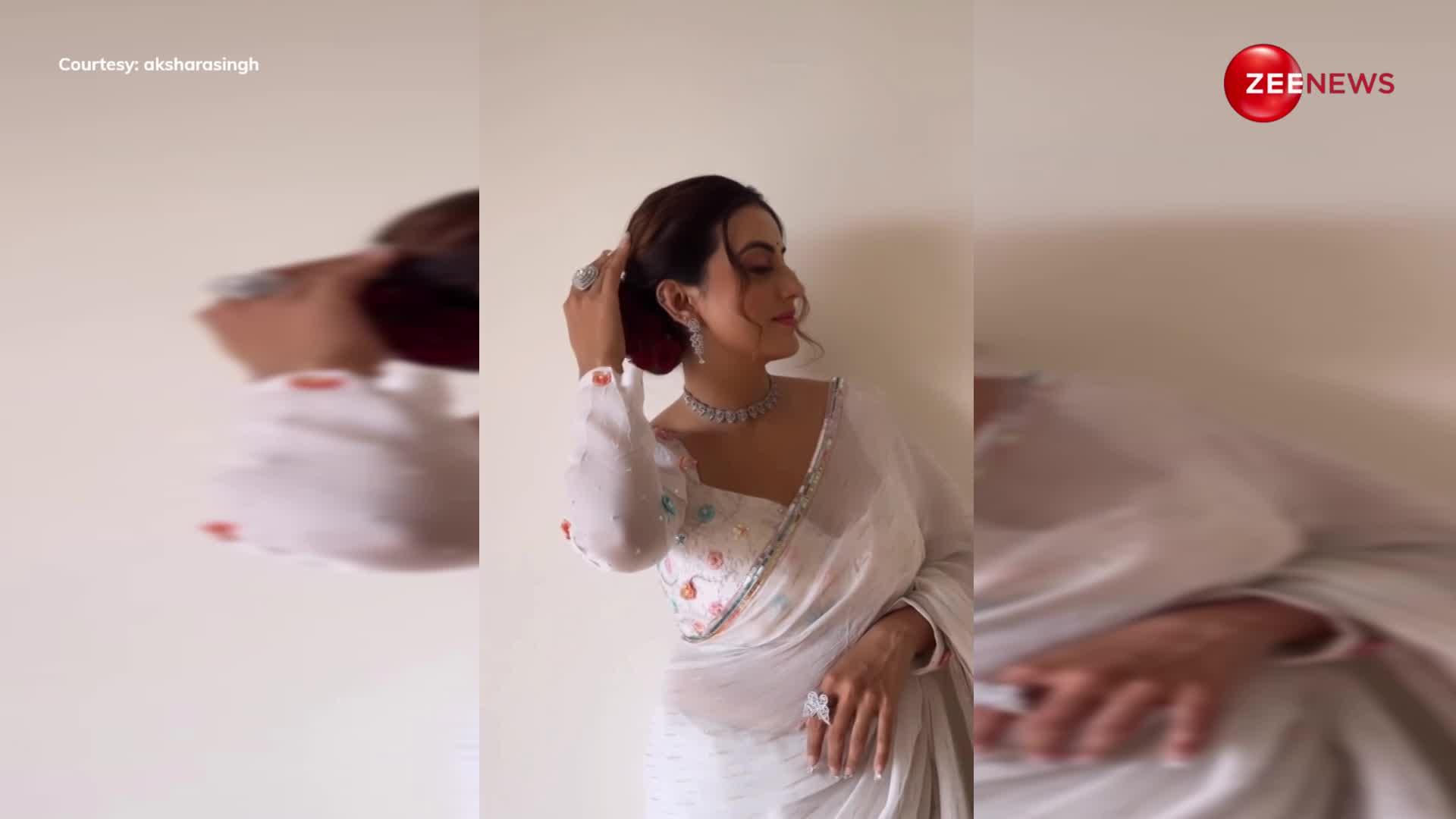 90s के सदाबहार गानों पर वाइब करती हुई नजर आईं Akshara Singh, व्हाइट साड़ी पहन दिखा रही हैं नॉटी नजाकत