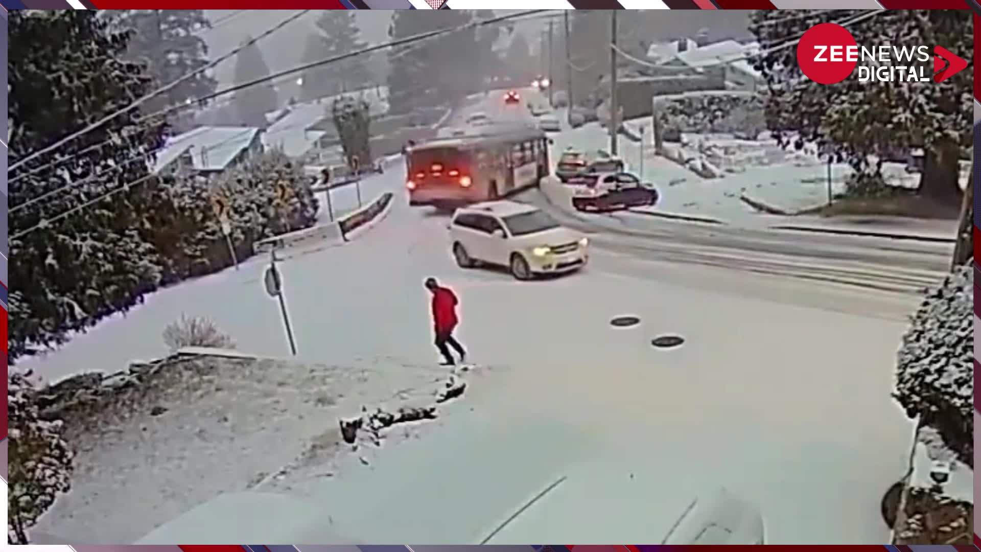 बर्फीली सड़कों पर फिसलने लगी बस, आती-जाती गाड़ियों को मारी टक्कर!.. वायरल हुआ वीडियो
