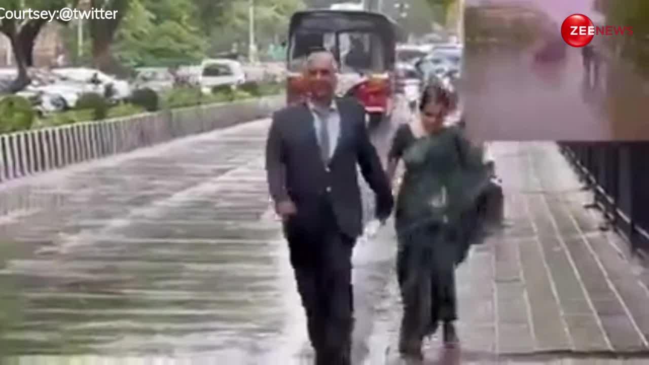 मुंबई की बारिश में रोमांटिक हुआ बुजुर्ग कपल, अमिताभ बच्चन के गाने 'रिमझिम गिरे सावन' के रिक्रिएट किए सारे सीन; वायरल हुआ वीडियो