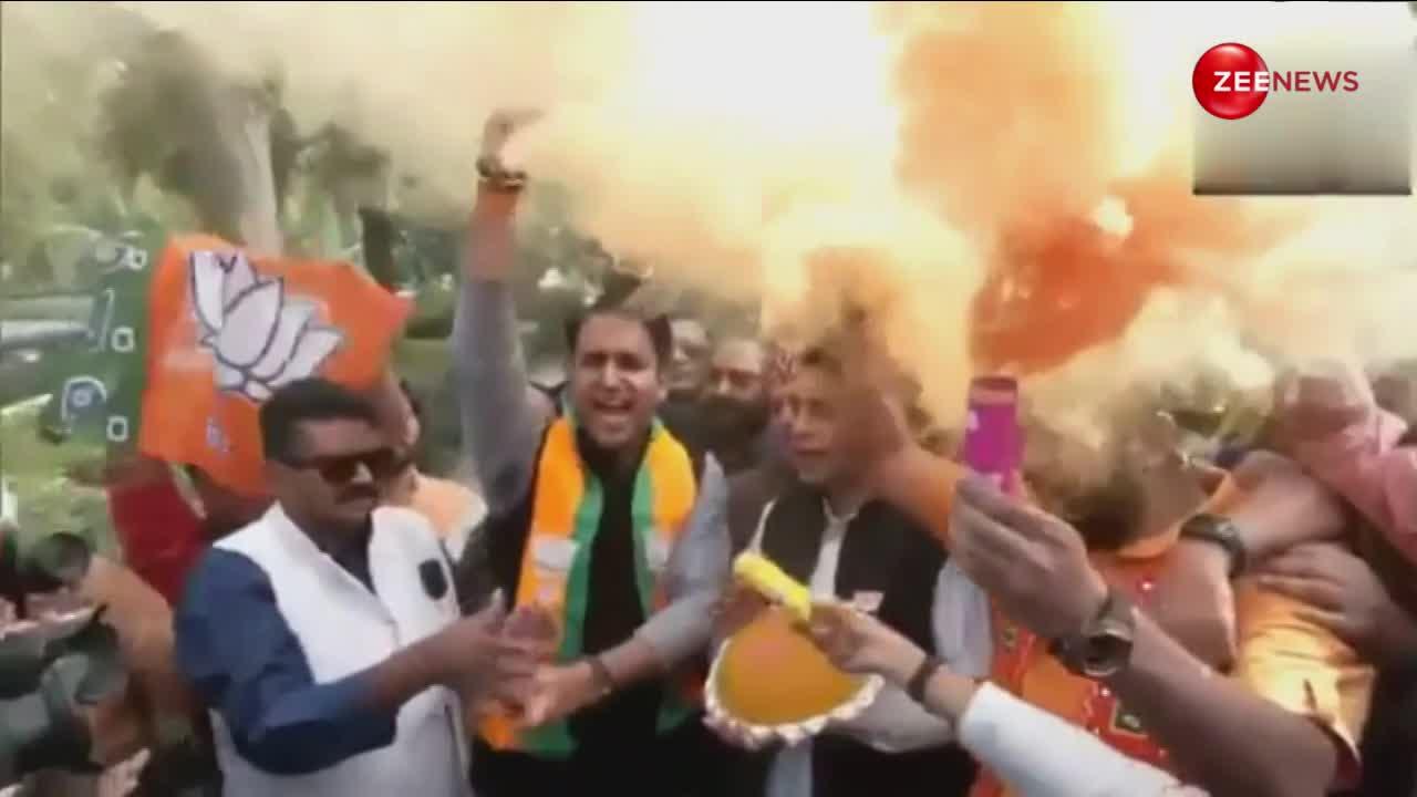 दिल्ली में पार्टी हेडक्वाटर पर बीजेपी कार्यकर्ताओं ने खेली जीत की होली, लड्डू बांटकर मनाया जश्न