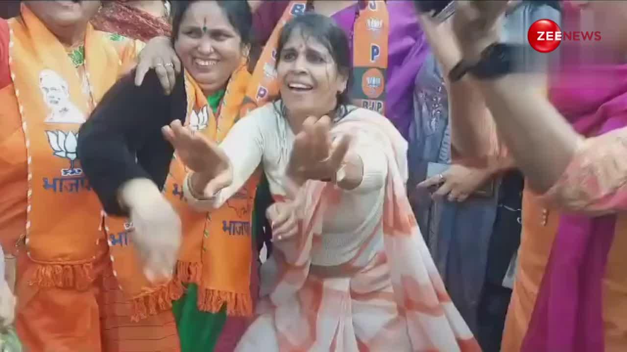 जयपुर में पार्टी ऑफिस के बाहर ढोल पर जमकर नाची बीजेपी की महिला कार्यकर्ता, मोदी-मोदी के लगाए नारे