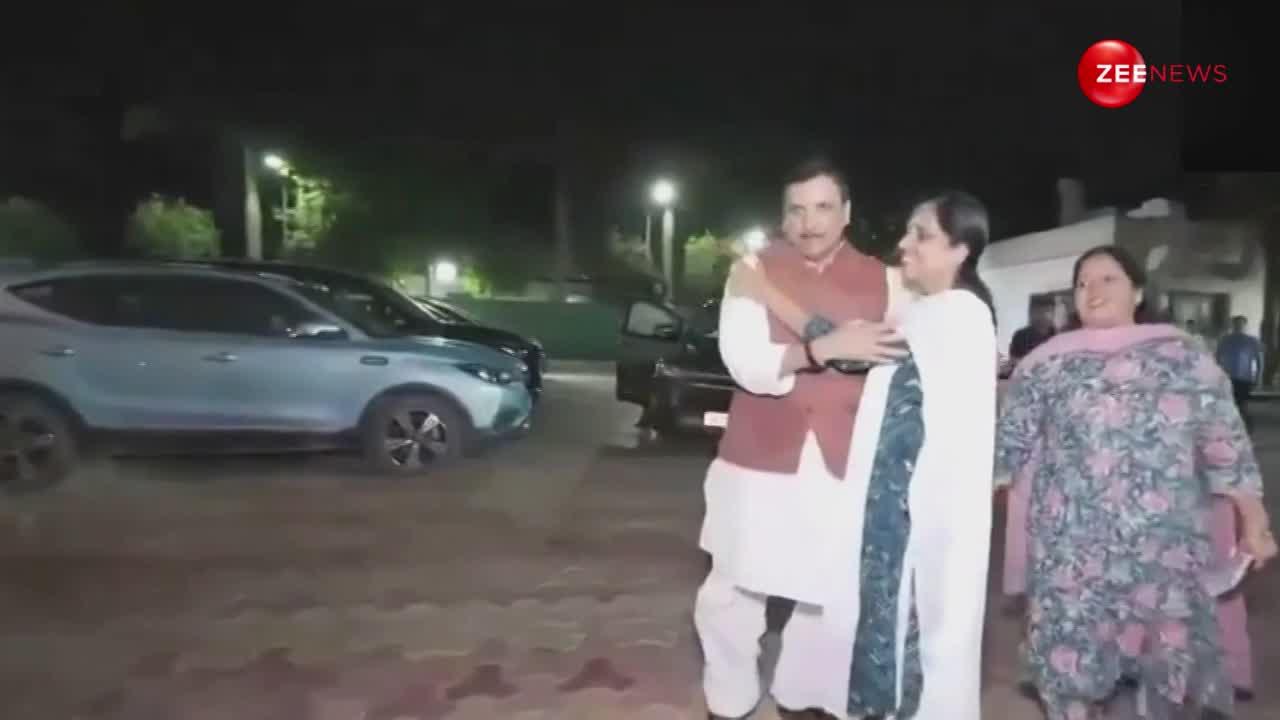 जेल से सीधे CM हाउस पहुंचे संजय सिंह ने सुनीता केजरीवाल के पैर छूकर लिया आशीर्वाद, देखें वीडियो