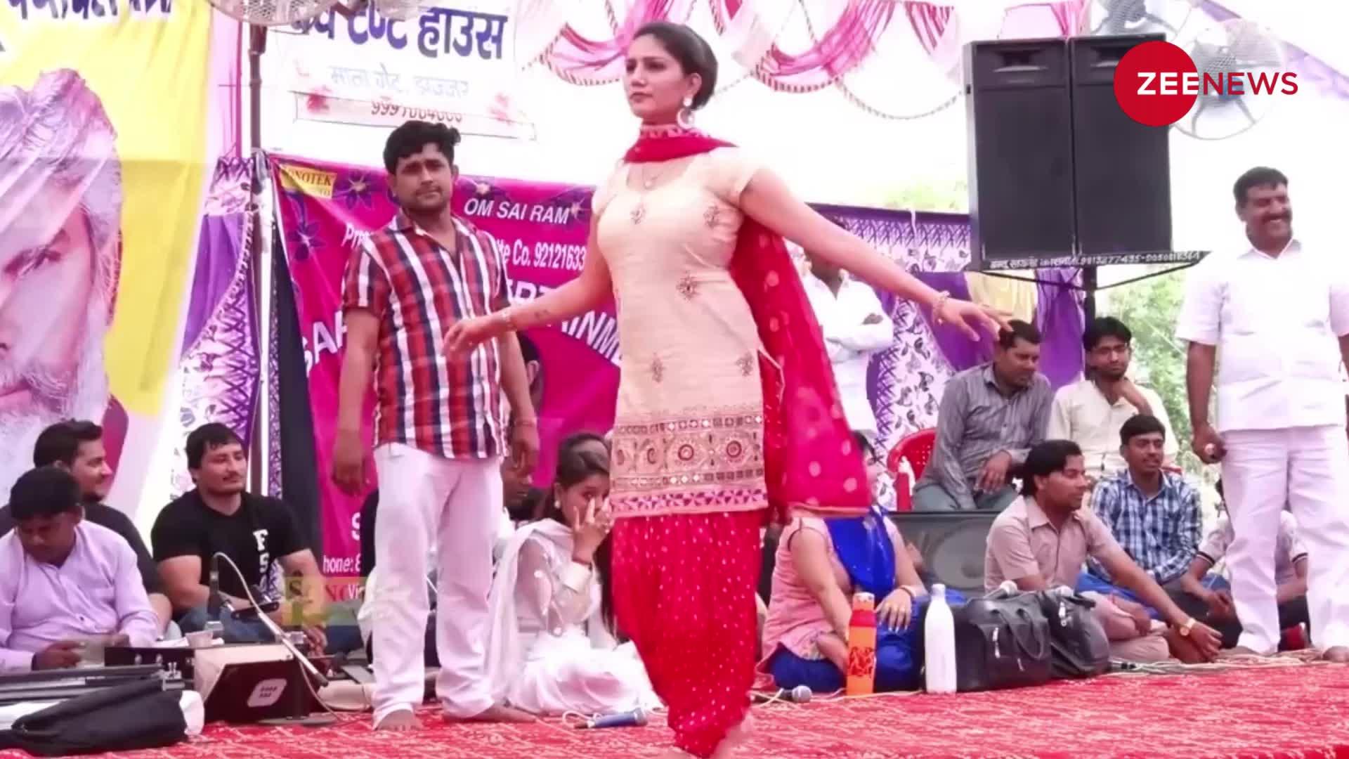 Sapna Choudhary का ताबड़तोड़ स्टेज डांस देख, लुंगी पहने अंकल का दिल हुआ मतवाला; सबके सामने कर डाली ऐसी हरकत