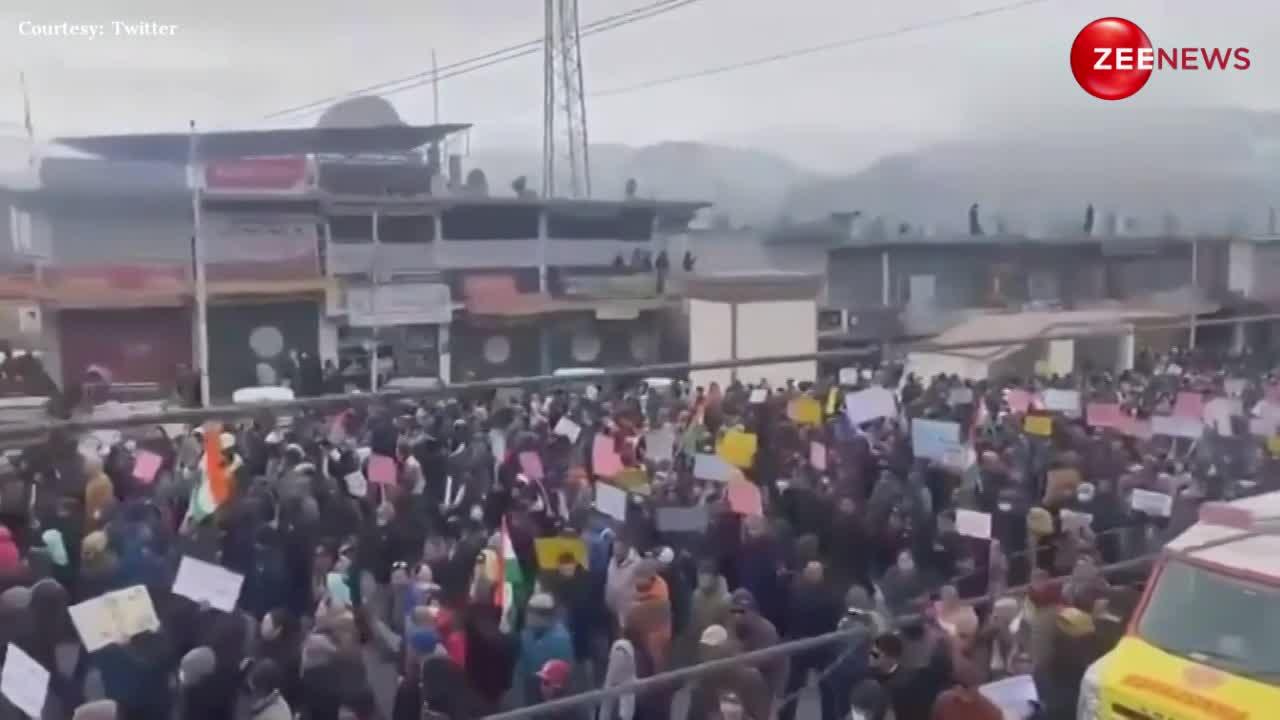 Ladakh: लद्दाख में सड़कों पर उतरे हजारों लोग, पूर्ण राज्य की मांग को लेकर निकाला मार्च
