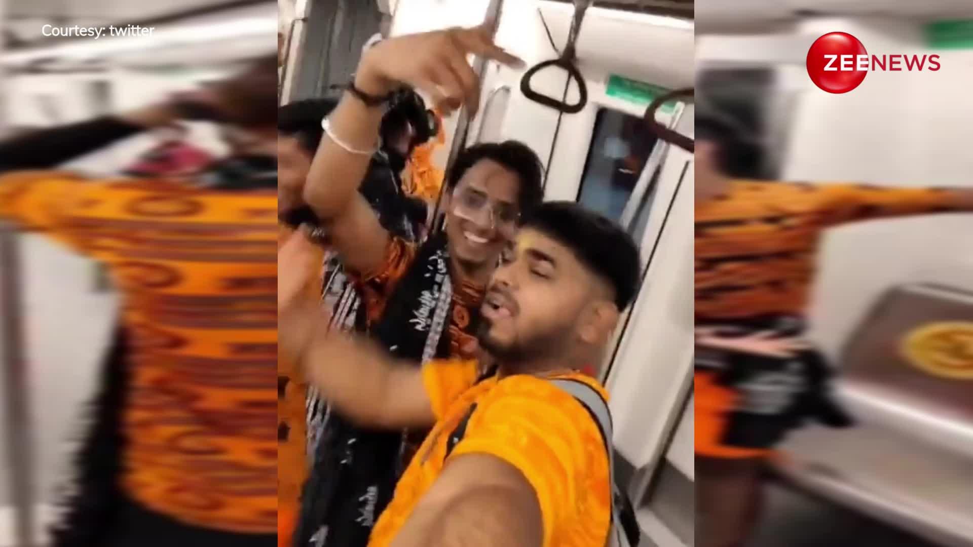 Watch: दिल्ली मेट्रो में खूब जोर से गाना बजाकर झूमे कांवड़ियां, तेजी से वायरल हो रहा Video