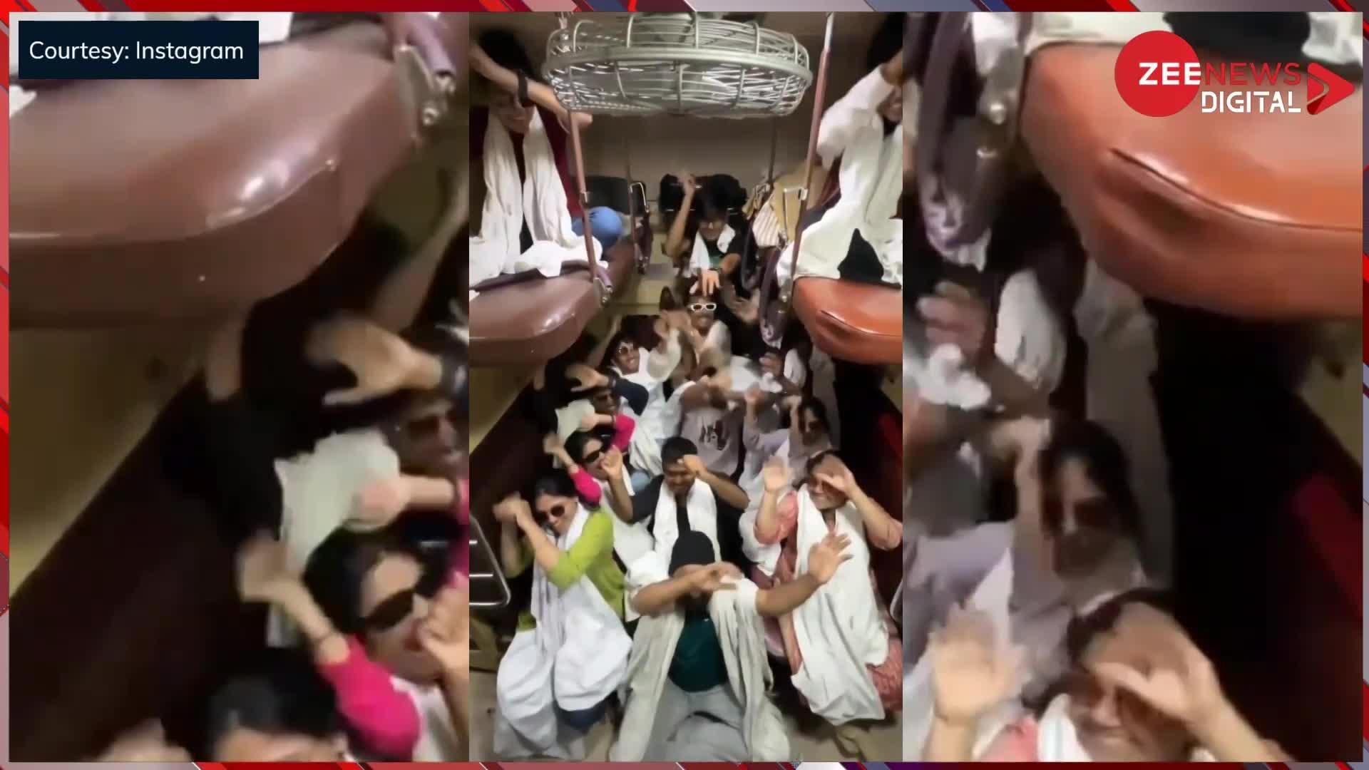 आरती कुंज बिहारी की...धुन पर दिखाए जबरदस्त डांस स्टेप्स, ट्रेन में झूम उठे यात्री