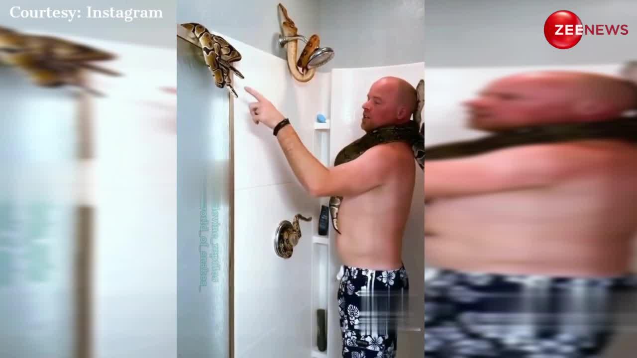 बाथरूम में 5 सांपों के साथ नहाते हुए शख्स का वीडियो हुआ वायरल, हक्के-बक्के रह गए लोग