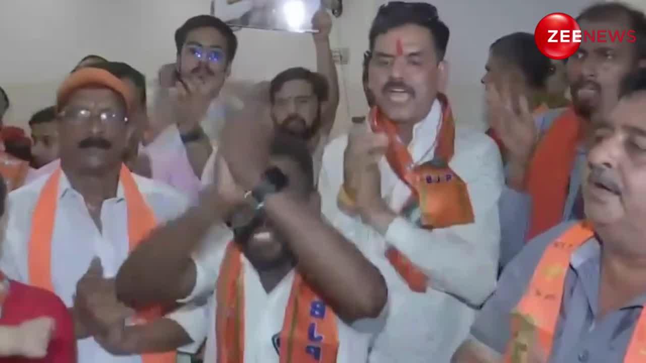 Delhi: BJP मुख्यालय के बाहर कार्यकर्ता ने किया हनुमान चालीसा का जाप, सामने आया वीडियो