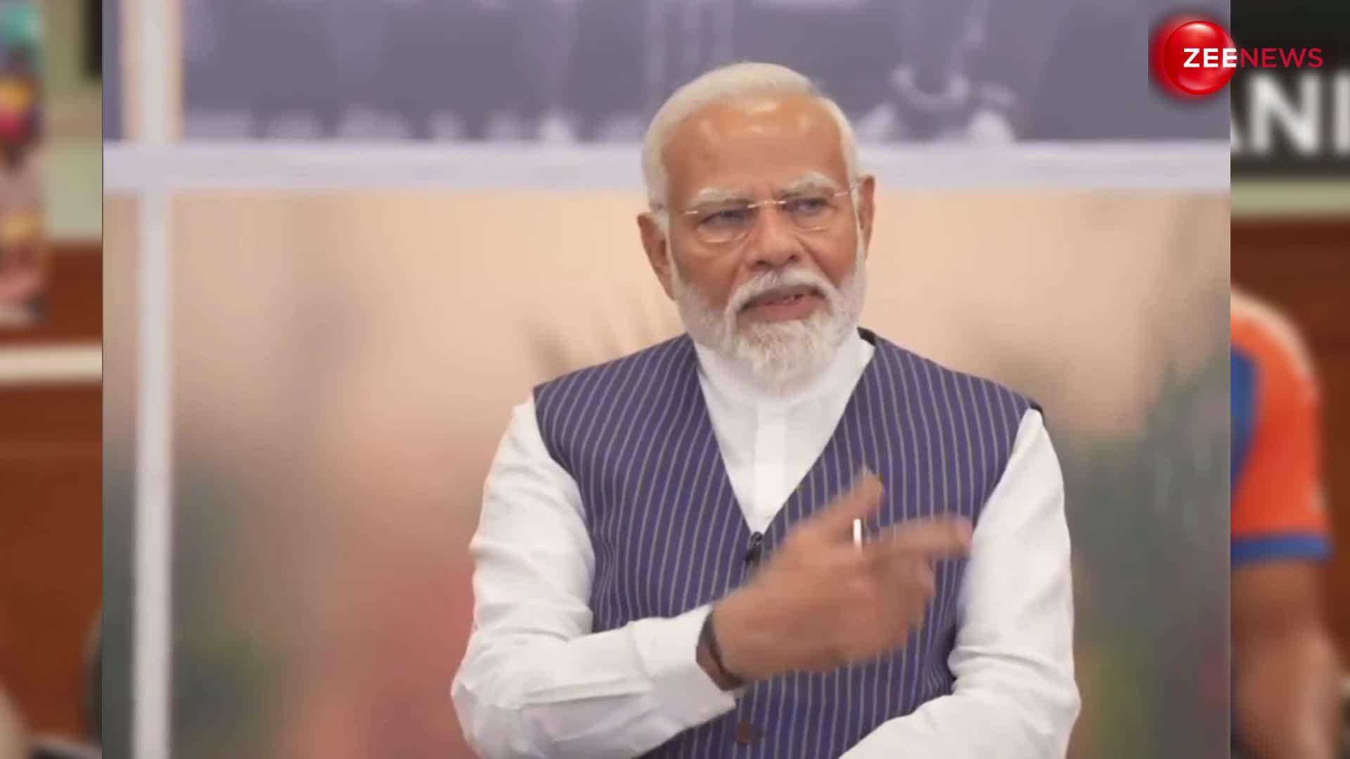 महफिल जमी तो गूंजे ठहाके, PM मोदी ने की "हिंद के सितारों" से बातचीत, सामने आया video