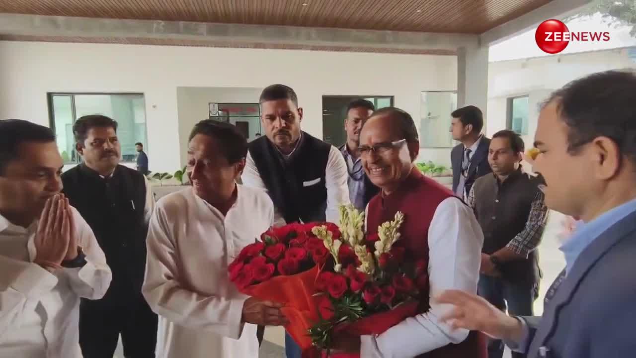 हार जीत अपनी जगह, यारी निभानी चाहिए...फूलों का गुलदस्ता लेकर CM शिवराज सिंह चौहान से मुस्कुराते हुए मिले कांग्रेस नेता कमलनाथ