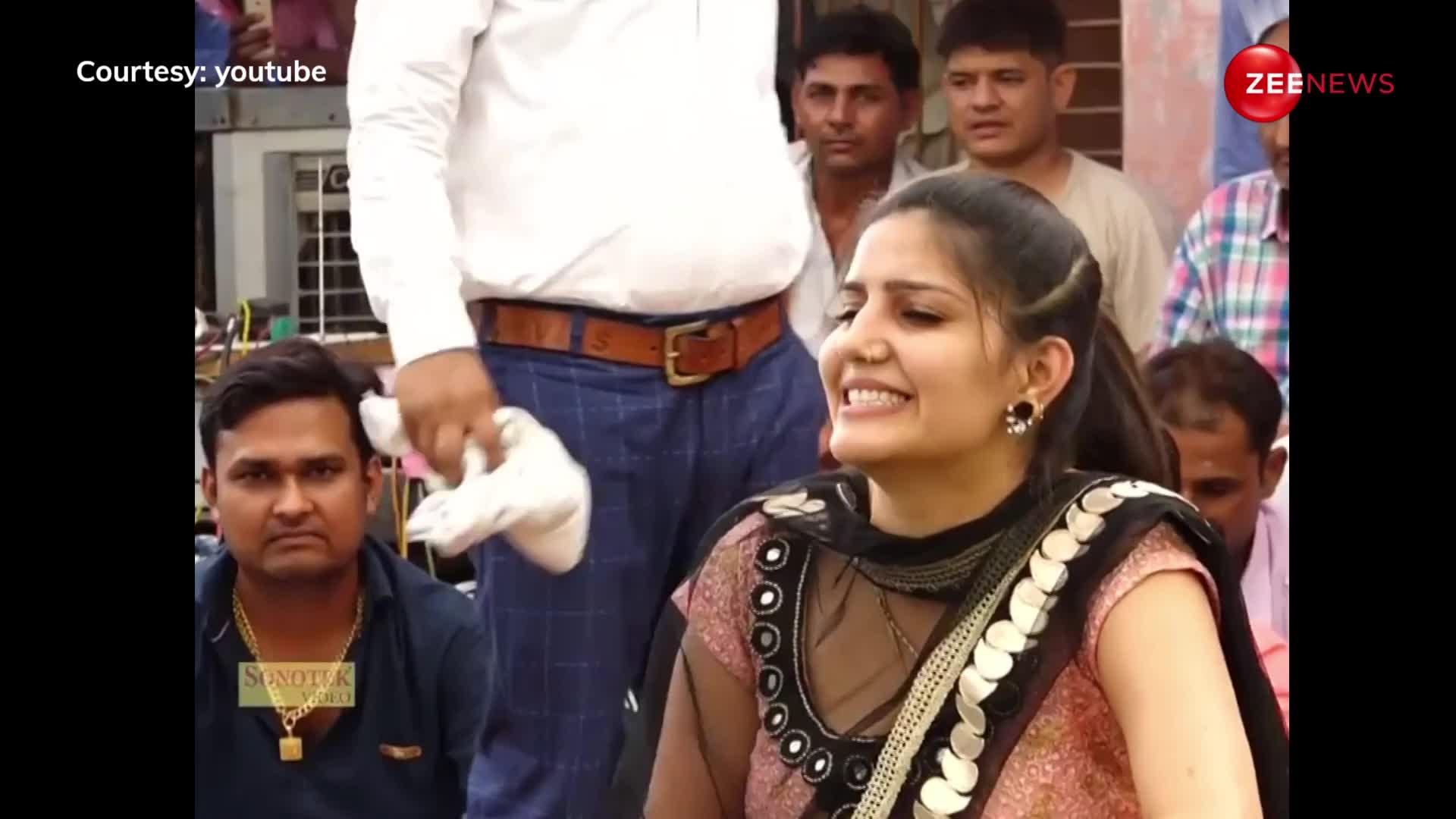 'ठेके आली गली' गाने पर बड़े मजे से नाची Sapna Choudhary, गांव के लोगों के सामने कर दिखाए हॉट डांस मूव्स