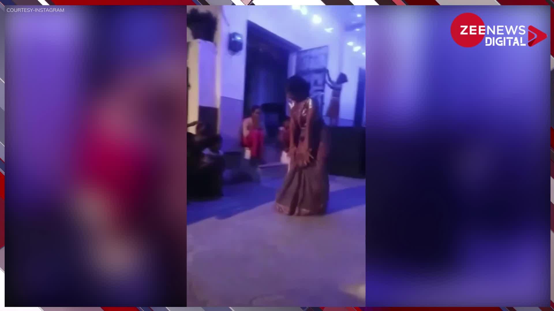 Woman Viral Dance: घर के सामने महिला ने किया ऐसा 'बिजली डांस', देख हर किसी के उड़ गए होश