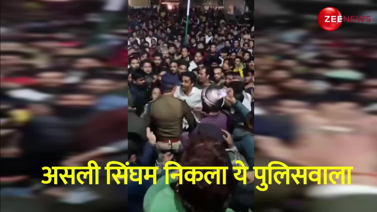 Viral Video: सोशल मीडिया पर वायरल हुआ 'सिंघम' पुलिसवाला, भारी भीड़ में हंगामाइयो से ही भिड़ गए