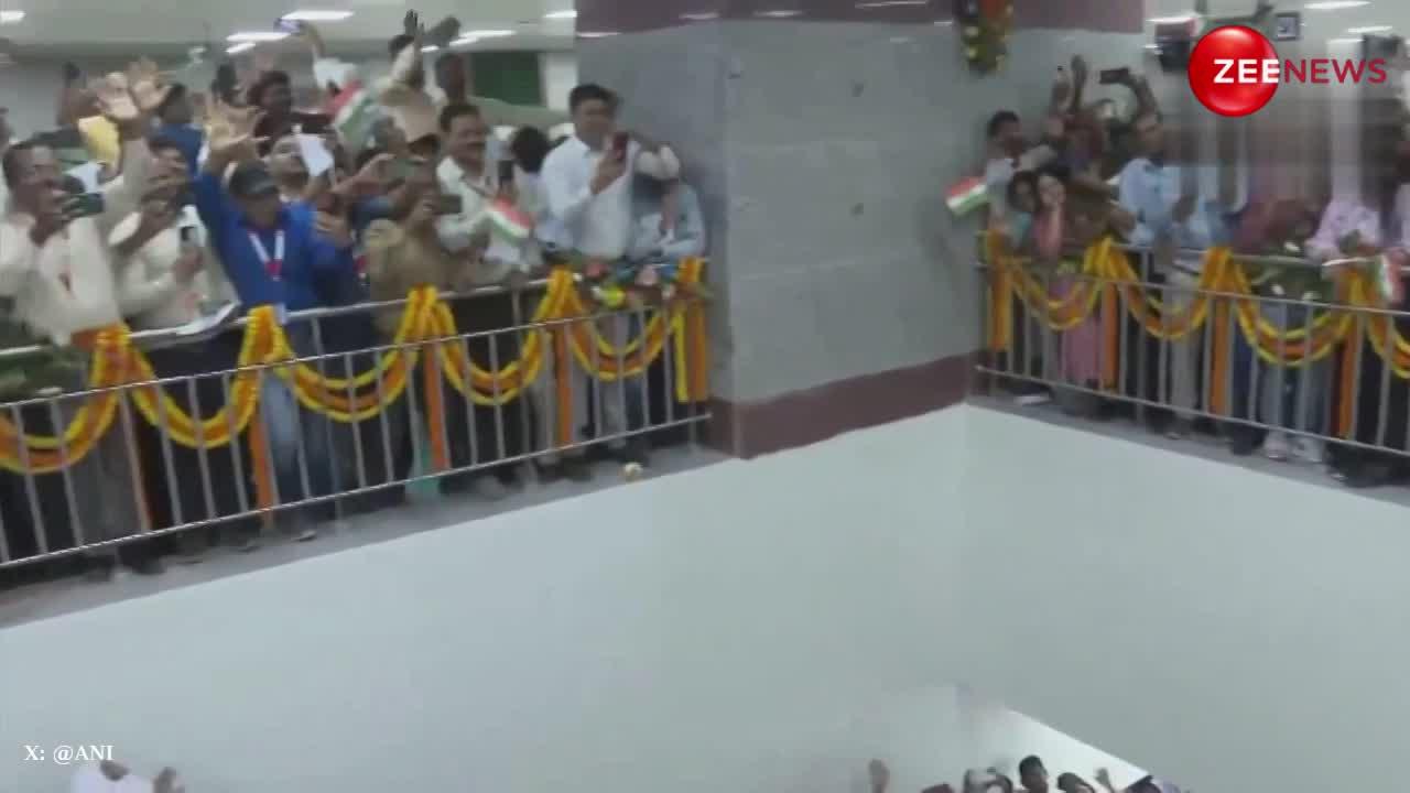 Kolkata Underwater Metro: एस्प्लेनेड मेट्रो स्टेशन पर सिर्फ PM Modi ने देखने उमड़ी जबरदस्त भीड़, वीडियो हुआ वायरल