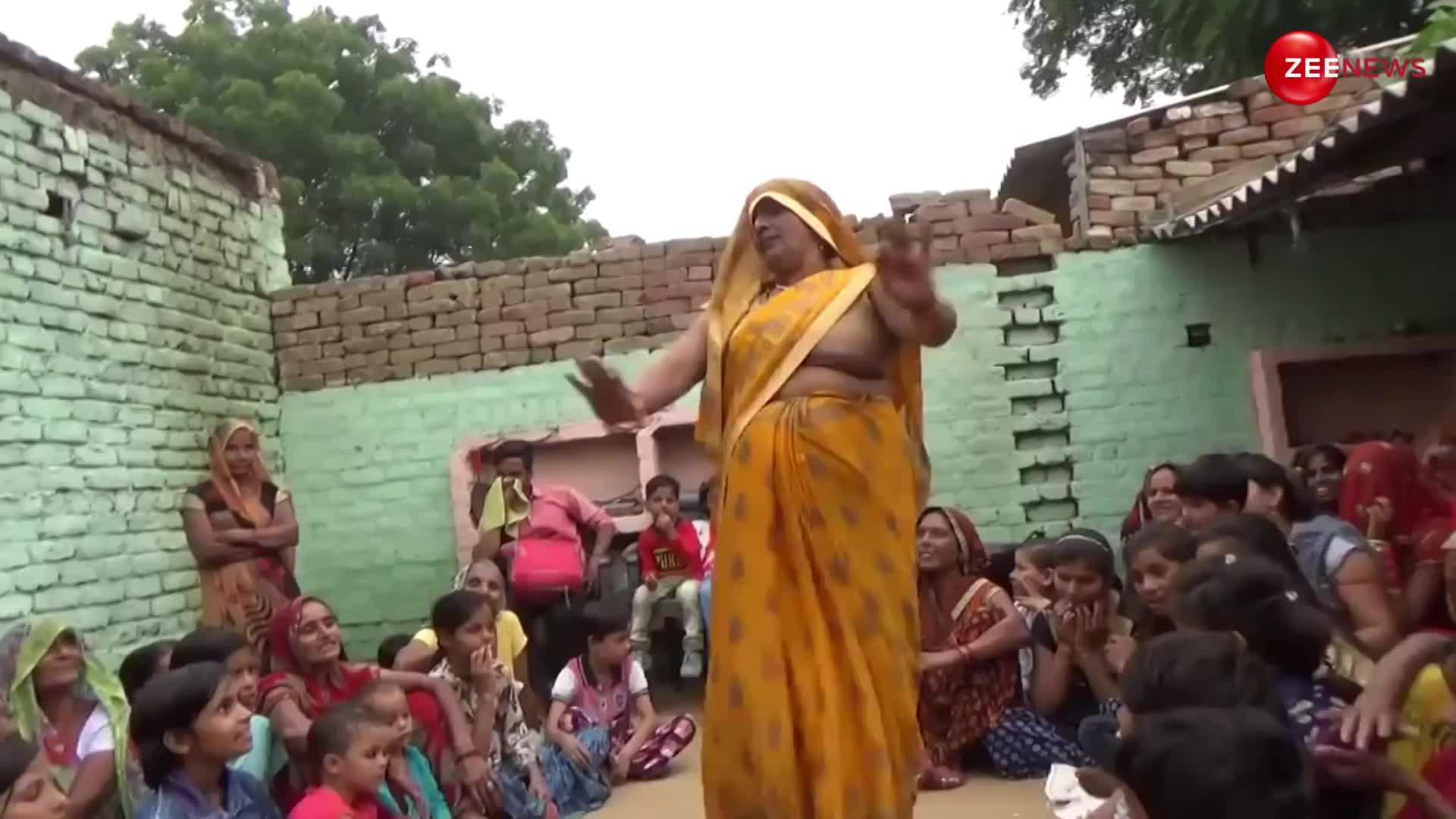 गांव की देहाती आंटी ने औरतों के सामने लगाए ऐसे ठुमके, देख अंकल की आ गई मौज