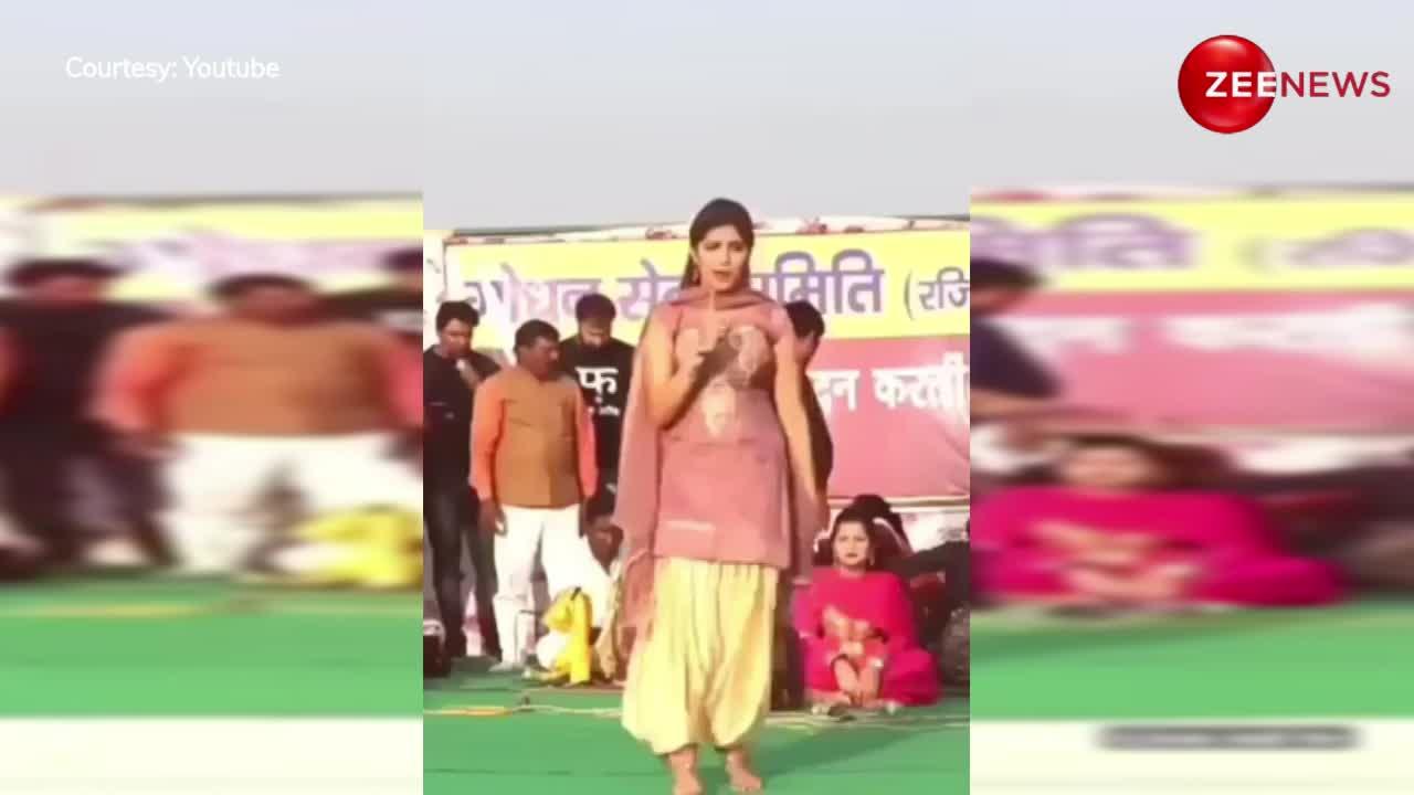 Sapna Chaudhary स्टेज पर डांस करते अचानक बैठकर करने लगीं ये काम, वीडियो देख फैंस के दिल हुए छलनी
