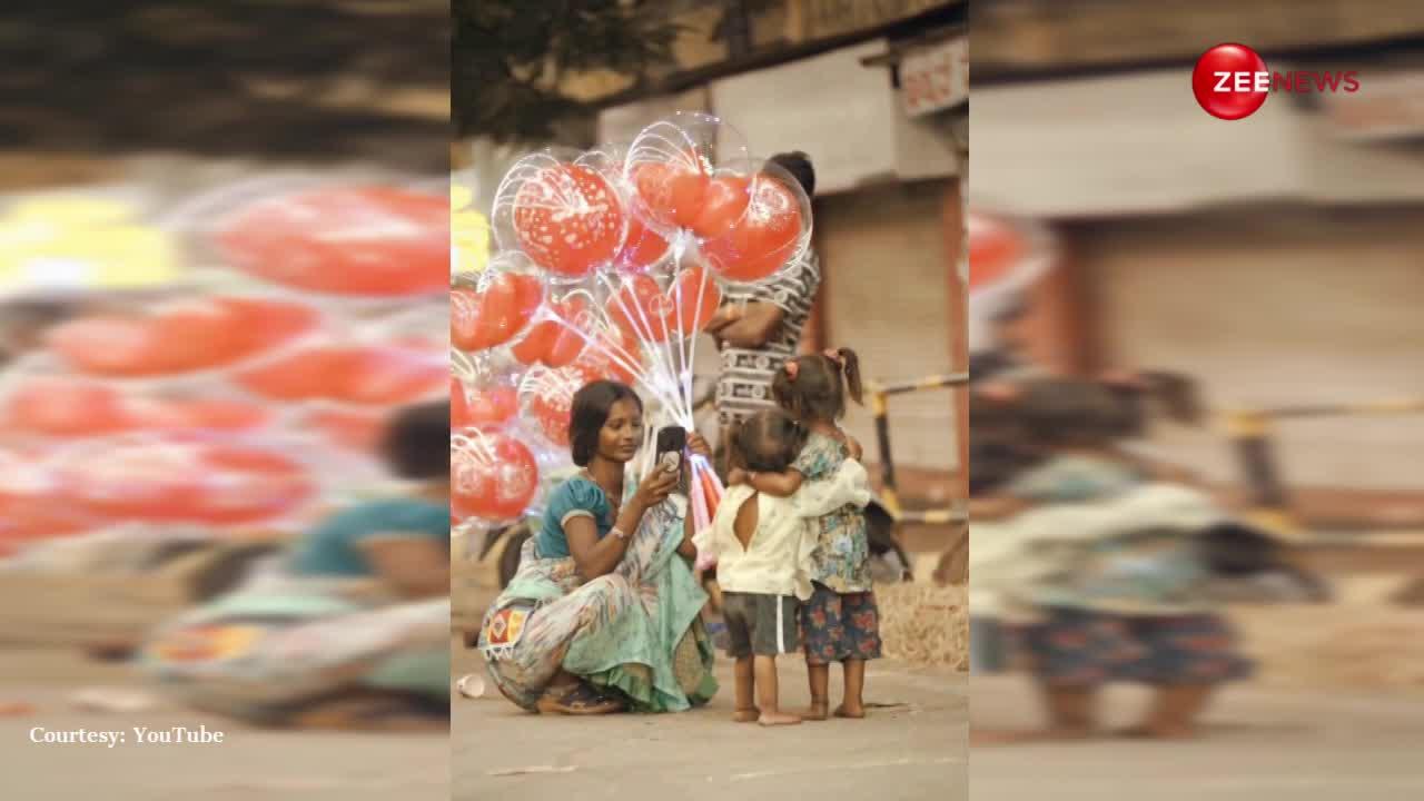 सड़क पर गुब्बारे बेच रही मां की ममता खींच लेगी आपका ध्यान, फोन से लेते दिखी बच्चों की तस्वीरें