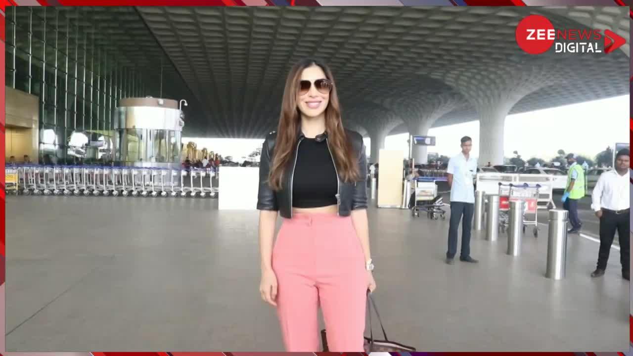 Mumbai एयरपोर्ट पर पिंक जीन्स में दिखीं एक्ट्रेस Sophie Choudry