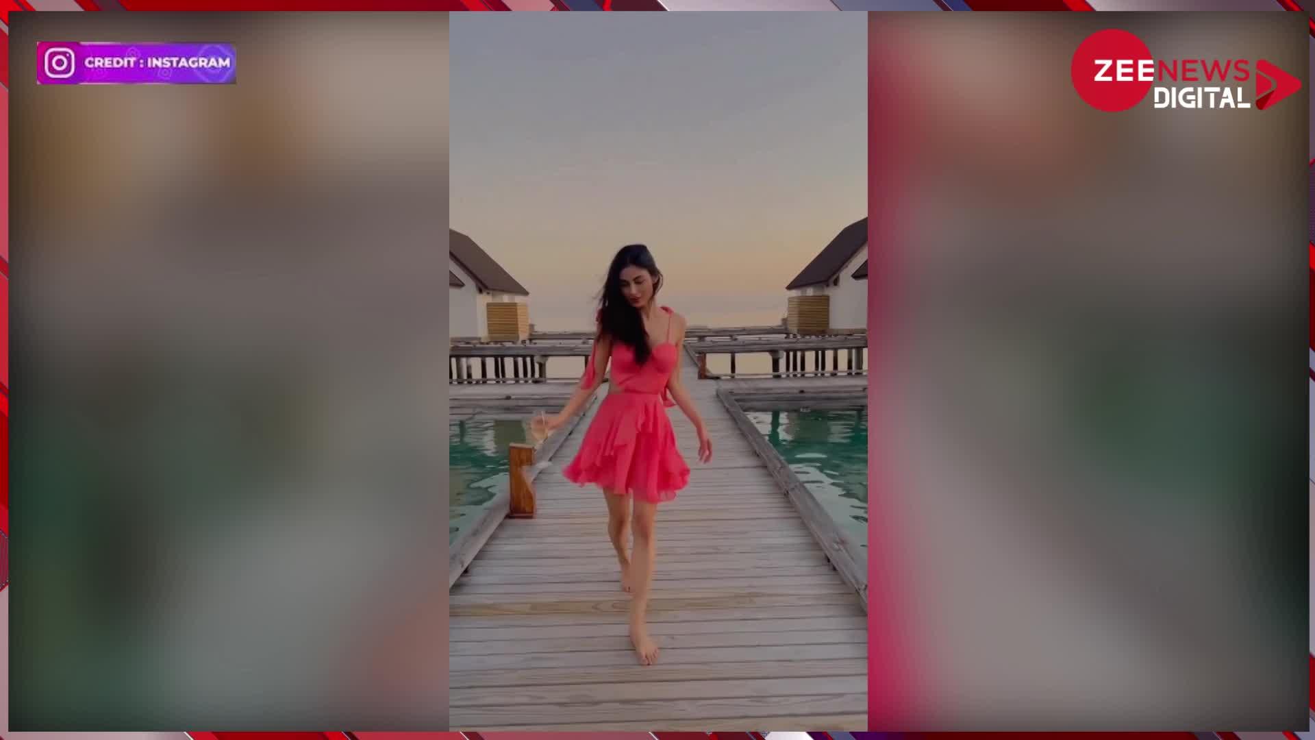 मालदीव में मिनी ड्रेस पहन, हाथ में गिलास पकड़े Mouni Roy ने दिखाया हॉट डांस, देख फैंस का आया दिल