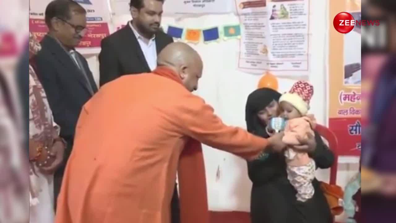 Gorakhpur News: मुख्यमंत्री योगी ने मुस्लिम बच्चे का किया 'अन्नप्राशन संस्कार', खुशी में निहारती रह गई मां
