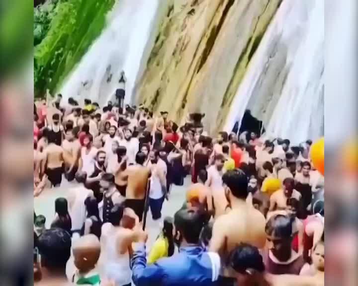 Viral Video: मसूरी में झरने के नीचे बिना मास्क नहाते दिखे सैकड़ों लोग, वीडियो सोशल मीडिया पर वायरल