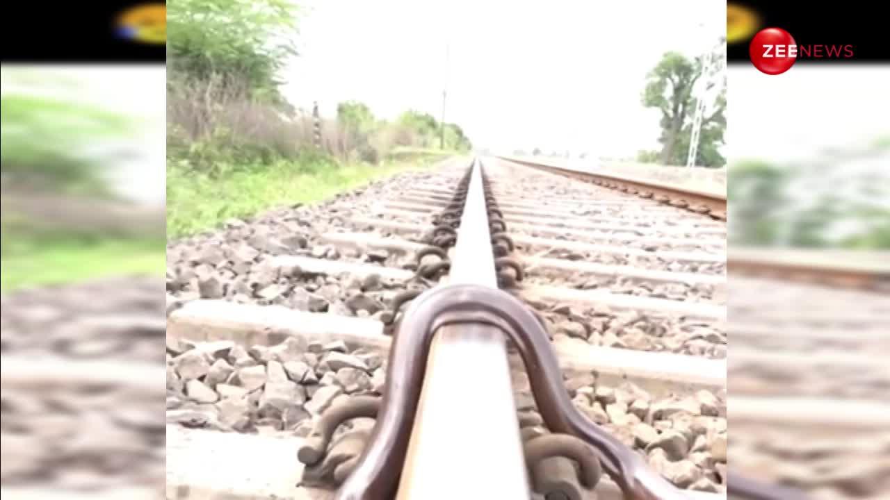 ट्रेन के पटरी पर रेंगता दिखा मोटा कोबरा,लोगों ने पहली बार देखा ऐसा वीडियो