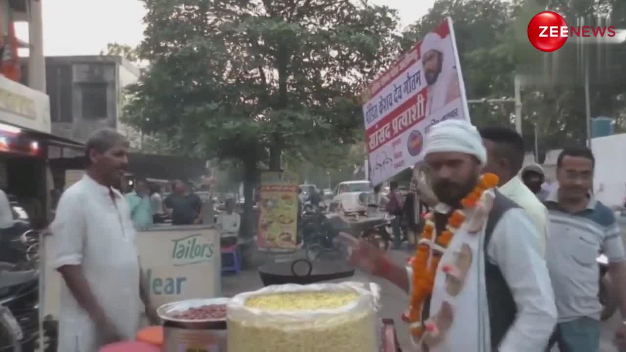 चप्पलों की माला पहनकर अलीगढ़ की सड़कों पर प्रचार करता दिखा ये प्रत्याक्षी, वीडियो हुआ वायरल