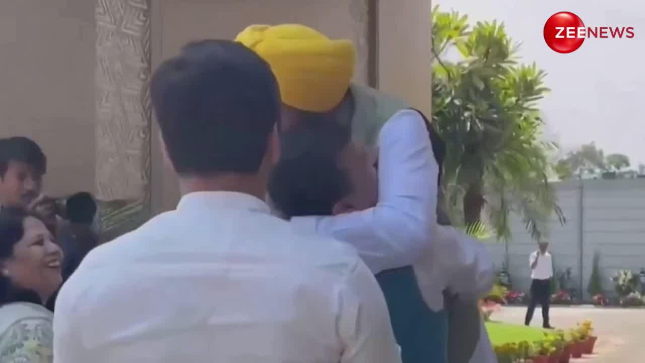 संजय सिंह ने भगवंत मान को गोद में उठा लिया, सामने आया आप के नेताओं का वीडियो