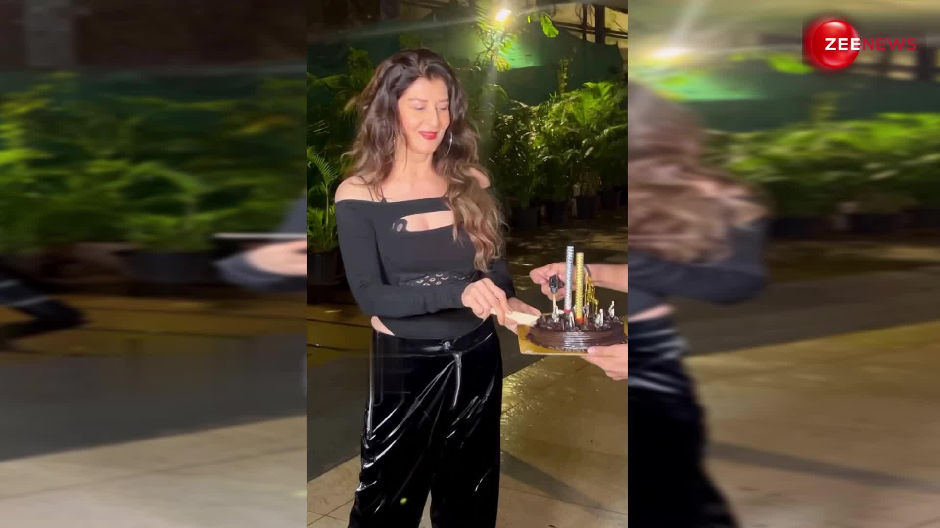 Salman Khan की गैर मौजूदगी में बर्थडे केक काटती हुई नजर आईं Sangeeta Bijlani, देखें ये वायरल वीडियो