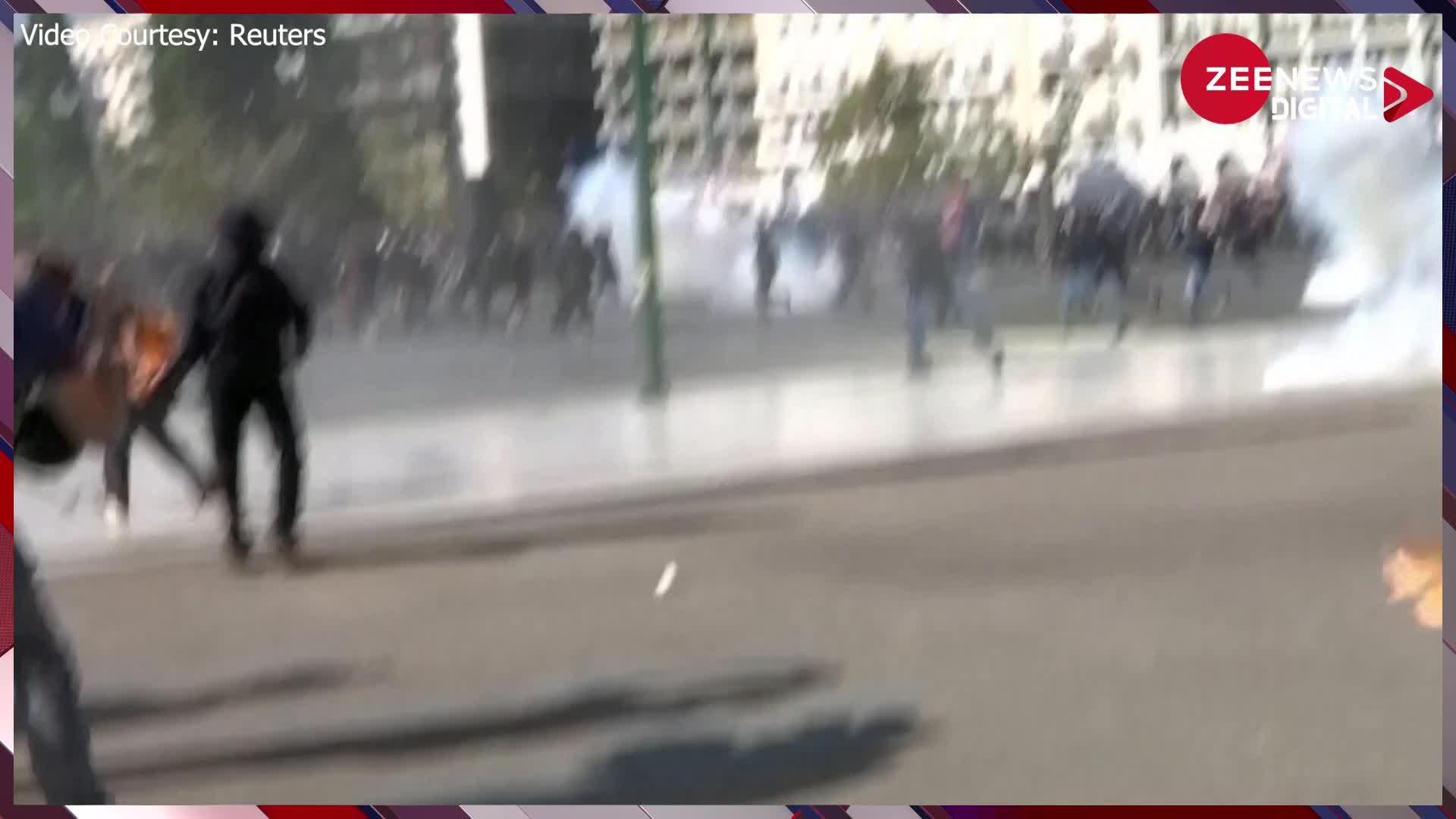 Greece में प्रदर्शनकारियों ने पुलिस पर फेंके आंसू गैस के गोले, 10 लोग पुलिस की हिरासत में