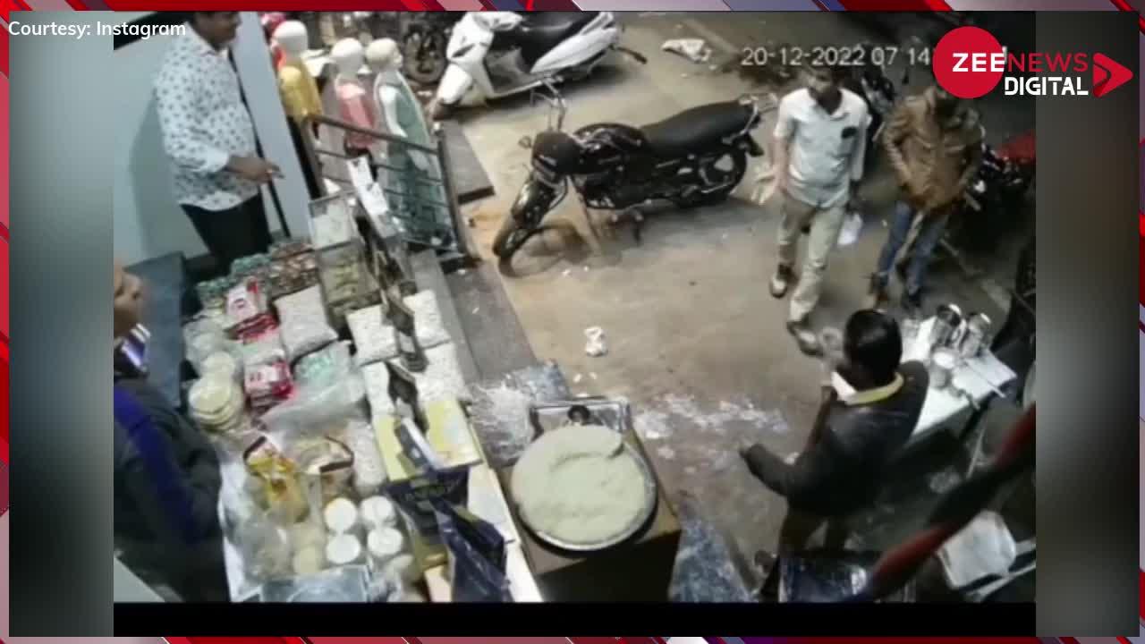 Viral Video: दूध की थैली को स्टाइल से बांध रहा था दुकानदार, अचानक से हुआ ऐसा...वीडियो देख दंग रह जाएंगे आप
