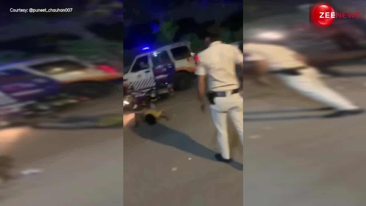 Nagin Dance Video: बीच सड़क लड़का बना नाग! देख डर गया पुलिसवाला, आस-पास खड़े लोग देख भागने लगे इधर-उधर