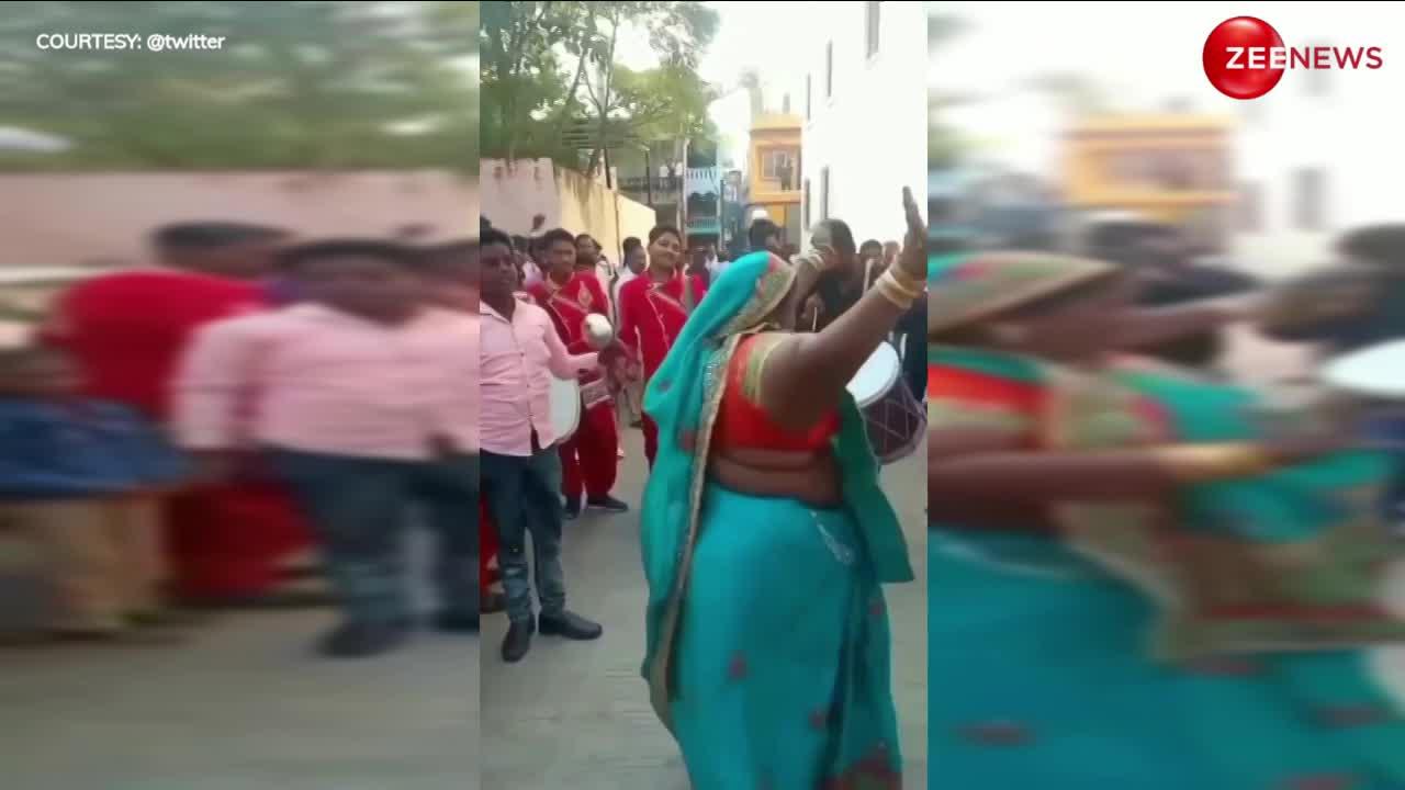 Viral Video: ढोल की थाप पर साड़ी पहन देसी आंटी ने दिखाया अंदर छिपा टैलेंट, झन्नाटेदार डांस किया ऐसा एक बंदा भी उनके आगे टिक नहीं पाया