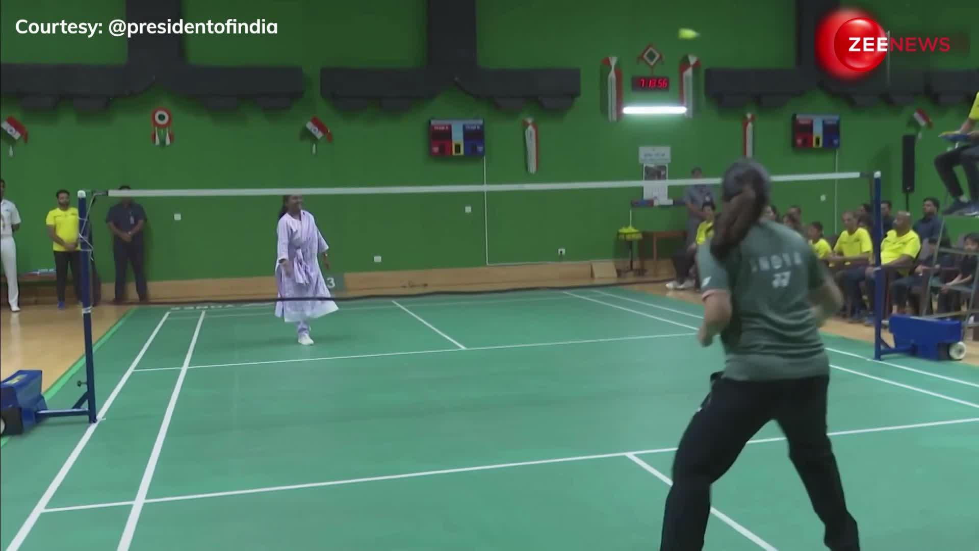 राष्ट्रपति द्रौपदी मुर्मू ने साइना नेहवाल के साथ खेला बैडमिंटन, सामने आया वीडियो