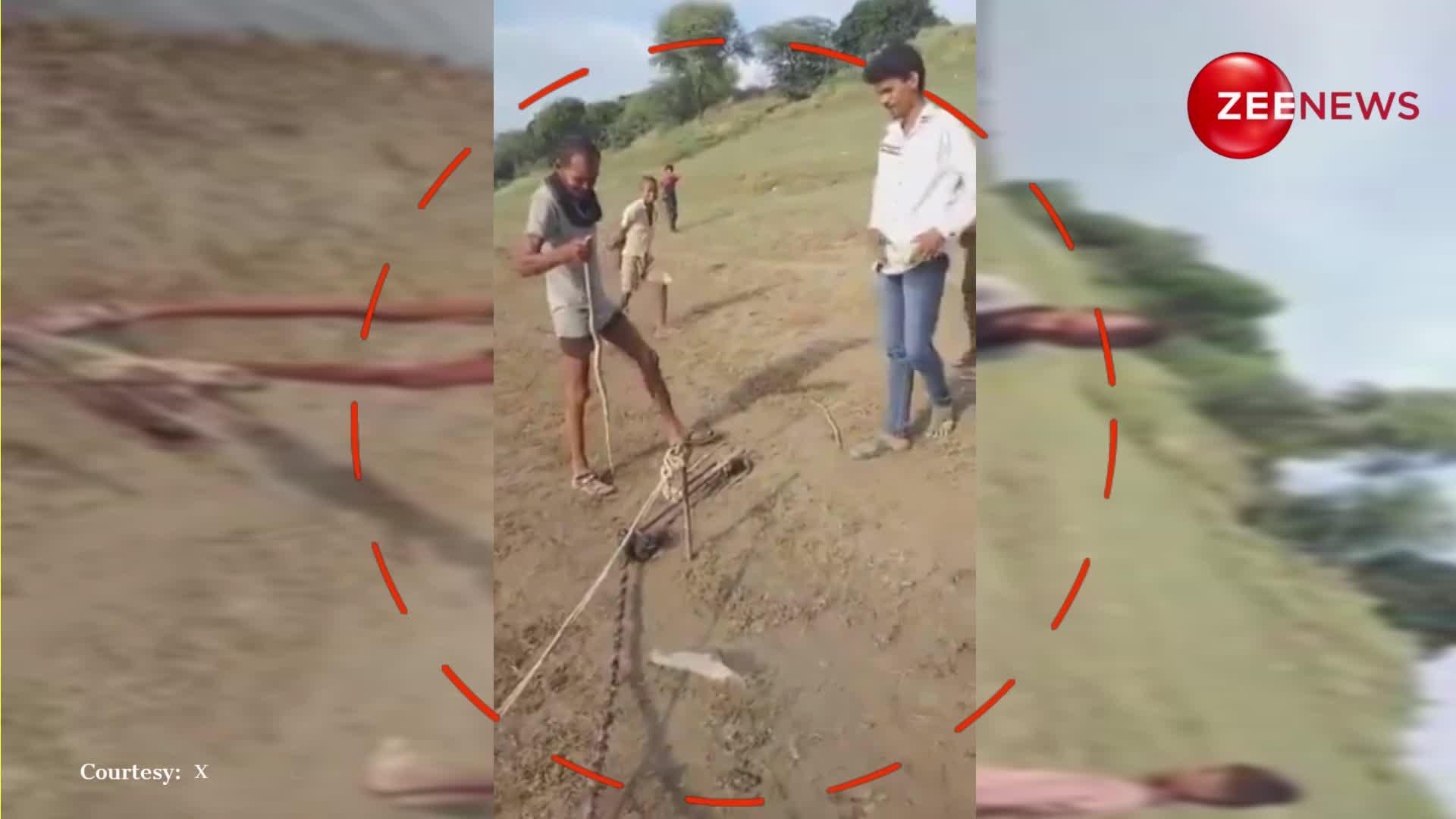 नदी से निकालकर जिंदा सांप खा गया यूपी का डकैत गंगा प्रसाद, वीडियो देख लोगों के उड़ गए होश